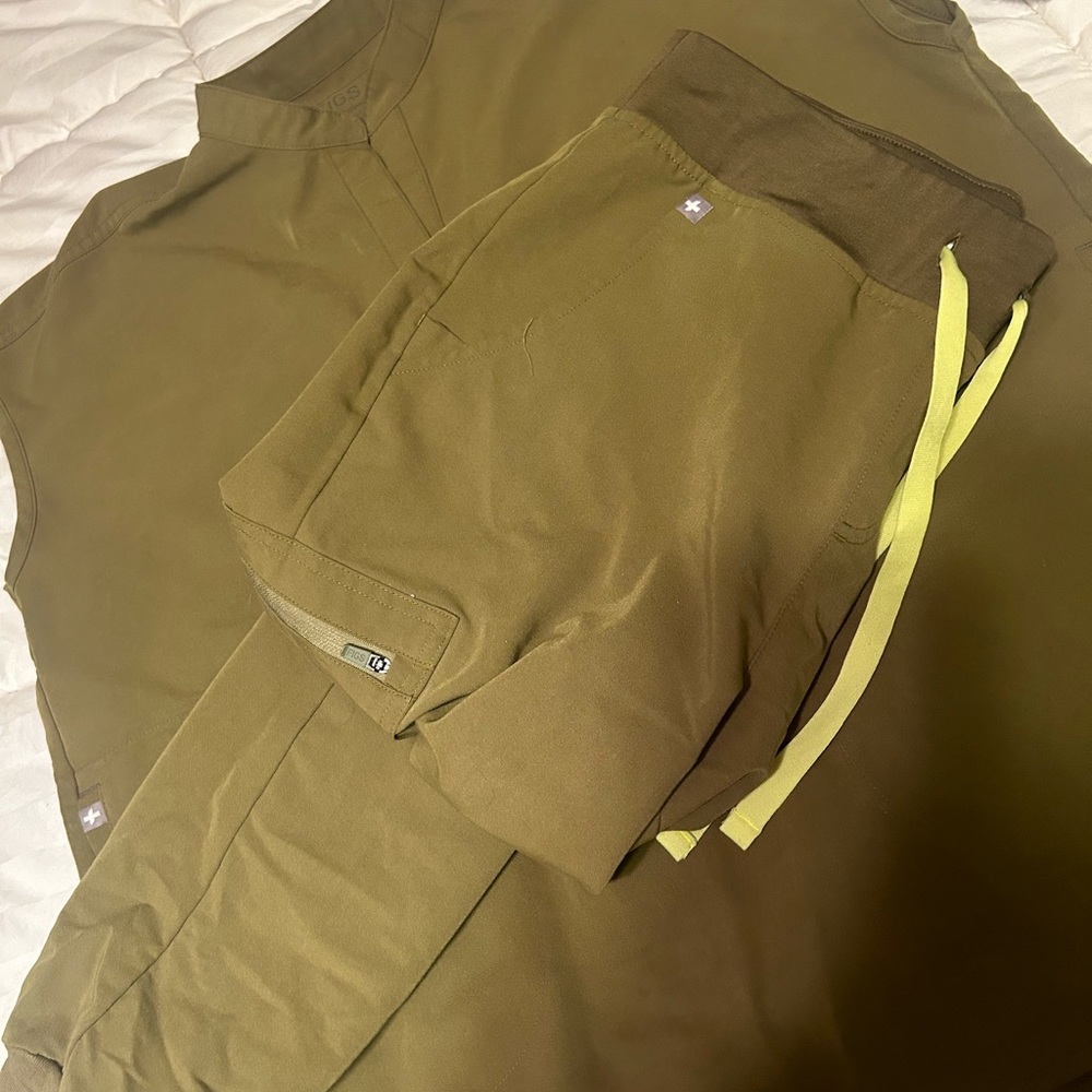 Figs scrubs olive